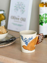 Laden Sie das Bild in den Galerie-Viewer, Bloomingville Hezha Tasse aus Steingut – Tasse mit Vogelmotiv