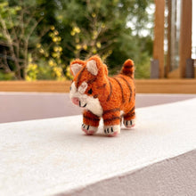 Laden Sie das Bild in den Galerie-Viewer, Colin die Katze aus Filz – Handmade in Nepal 🐈
