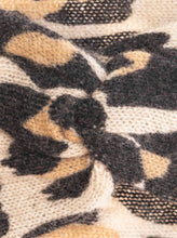 Laden Sie das Bild in den Galerie-Viewer, Zwillingsherz Cashmere-Stirnband Leo mit Leopardenprint