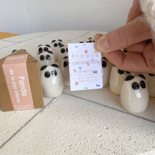 Laden Sie das Bild in den Galerie-Viewer, Picuru Amulet Panda des inneren Friedens – handgemachtes Tierli aus Keramik