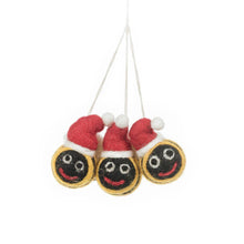 Laden Sie das Bild in den Galerie-Viewer, Handgefertigte Mini-Weihnachtsbienen aus Filz zum Aufhängen (3er-Set)