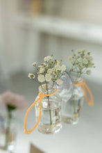 Laden Sie das Bild in den Galerie-Viewer, Mini-Vase mit Saugnapf - Blumenfreund DE