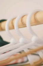 Laden Sie das Bild in den Galerie-Viewer, Kleiderbügel aus Seil - schneeweiss
