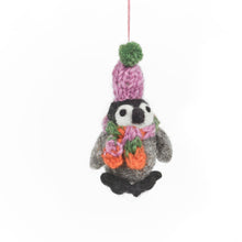 Laden Sie das Bild in den Galerie-Viewer, Handgefertigte Filz-Weihnachtshänger mit frostigen Pinguinen: Varieté-P