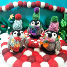 Laden Sie das Bild in den Galerie-Viewer, Handgefertigte Filz-Weihnachtshänger mit frostigen Pinguinen: Varieté-P