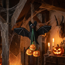 Laden Sie das Bild in den Galerie-Viewer, 🦇 Shadow Fledermaus mit Kürbis aus Filz – Handmade in Nepal