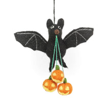Laden Sie das Bild in den Galerie-Viewer, 🦇 Shadow Fledermaus mit Kürbis aus Filz – Handmade in Nepal