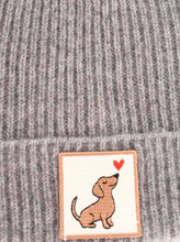 Laden Sie das Bild in den Galerie-Viewer, 100% Kaschmir Umschlagmütze "DOG Love Patch