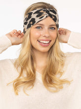 Laden Sie das Bild in den Galerie-Viewer, Zwillingsherz Cashmere-Stirnband Leo mit Leopardenprint