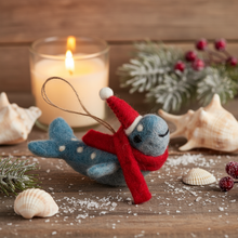 Laden Sie das Bild in den Galerie-Viewer, Buckelwal Filzanhänger Weihnachten | Felt so good