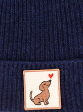 Laden Sie das Bild in den Galerie-Viewer, 100% Kaschmir Umschlagmütze "DOG Love Patch
