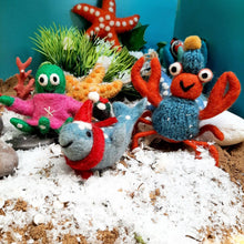 Laden Sie das Bild in den Galerie-Viewer, Buckelwal Filzanhänger Weihnachten | Felt so good