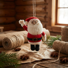 Laden Sie das Bild in den Galerie-Viewer, Filz-Weihnachtsmann – handmade aus Nepal
