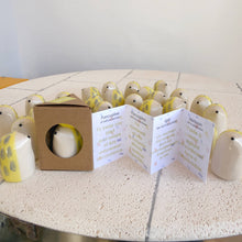 Laden Sie das Bild in den Galerie-Viewer, Picuru Amulet Selbstschutz Stachelschwein – handgemachtes Schutz-Amulett aus Keramik