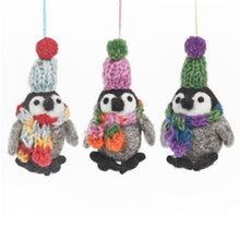 Laden Sie das Bild in den Galerie-Viewer, Handgefertigte Filz-Weihnachtshänger mit frostigen Pinguinen: Varieté-P