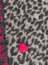 Laden Sie das Bild in den Galerie-Viewer, Zwillingsherz Dreieckstuch „WILD HEART“ Grau oder Beige