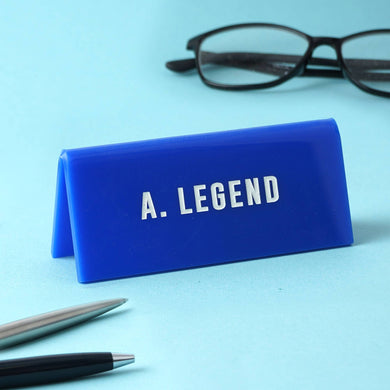 „A“. Blaues Schreibtischschild Legende