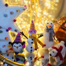 Laden Sie das Bild in den Galerie-Viewer, Party Penguin Pinguin Filzfigur | Felt so good
