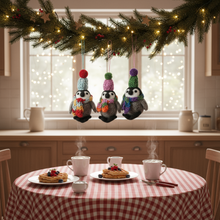 Laden Sie das Bild in den Galerie-Viewer, Handgefertigte Filz-Weihnachtshänger mit frostigen Pinguinen: Varieté-P
