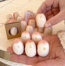 Laden Sie das Bild in den Galerie-Viewer, Picuru Amulet Pinguin der Gegenwart – handgemachtes Tierli aus Keramik