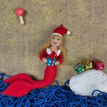 Laden Sie das Bild in den Galerie-Viewer, Weihnachtsmeerjungfrau Filzanhänger | Felt so good