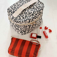 Laden Sie das Bild in den Galerie-Viewer, OONA Kosmetiketui Leo Graubeige – Kulturbeutel &amp; Make-up Tasche aus Baumwolle
