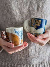 Laden Sie das Bild in den Galerie-Viewer, Bloomingville Hezha Tasse aus Steingut – Tasse mit Vogelmotiv