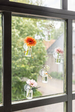 Laden Sie das Bild in den Galerie-Viewer, Mini-Vase mit Saugnapf - Blumenfreund DE