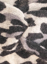 Laden Sie das Bild in den Galerie-Viewer, Zwillingsherz Cashmere-Stirnband Leo mit Leopardenprint