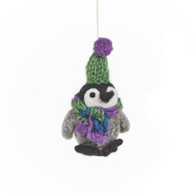 Laden Sie das Bild in den Galerie-Viewer, Handgefertigte Filz-Weihnachtshänger mit frostigen Pinguinen: Varieté-P