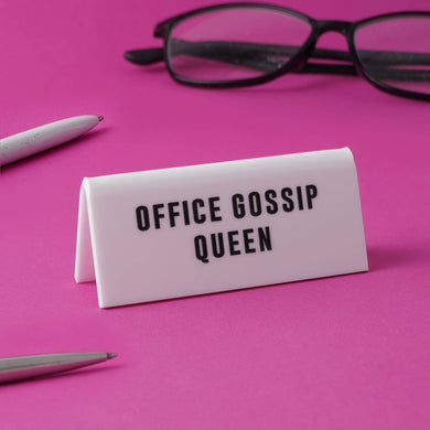 Schreibtischschild „Office Gossip Queen“, Weiß