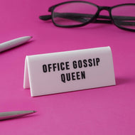 Schreibtischschild „Office Gossip Queen“, Weiß