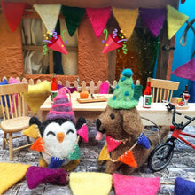 Laden Sie das Bild in den Galerie-Viewer, Party Penguin Pinguin Filzfigur | Felt so good