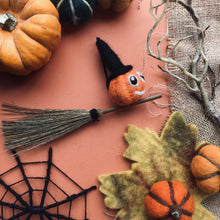 Laden Sie das Bild in den Galerie-Viewer, 🎃 Fliegender Kürbis aus Filz – Handmade in Nepal