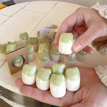 Laden Sie das Bild in den Galerie-Viewer, Picuru Amulet Abenteuerfrosch – handgemachtes Tierli aus Keramik