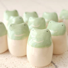 Laden Sie das Bild in den Galerie-Viewer, Picuru Amulet Abenteuerfrosch – handgemachtes Tierli aus Keramik