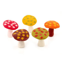 Laden Sie das Bild in den Galerie-Viewer, Handgefilzte Pilze aus Nepal – 5er Set 🍄