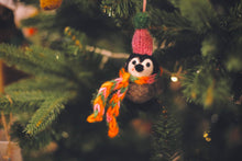 Laden Sie das Bild in den Galerie-Viewer, Handgefertigte Filz-Weihnachtshänger mit frostigen Pinguinen: Varieté-P