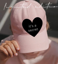 Laden Sie das Bild in den Galerie-Viewer, SECRET SALE: Limited Edition Cap Rosa