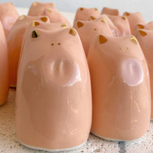 Laden Sie das Bild in den Galerie-Viewer, Picuru Amulet Glücks-Schweinchen – handgemacht - mit goldener Glasur