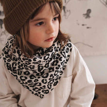 Laden Sie das Bild in den Galerie-Viewer, BIANCA Mulltuch mit Leopardenmuster in Greige – Baby Musselin Decke aus Baumwolle