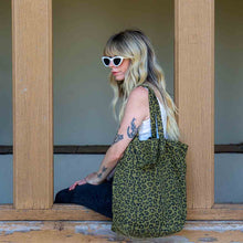 Laden Sie das Bild in den Galerie-Viewer, Leoparden Shopper Olive aus Baumwolle – Damen Strandtasche &amp; Canvas Tasche