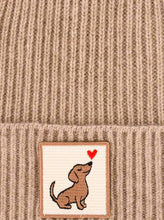 Laden Sie das Bild in den Galerie-Viewer, 100% Kaschmir Umschlagmütze "DOG Love Patch