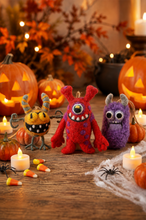 Laden Sie das Bild in den Galerie-Viewer, Kleine Filzmonster im 3er-Set – Handmade in Nepal 👻