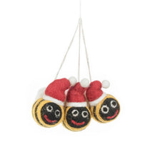 Laden Sie das Bild in den Galerie-Viewer, Handgefertigte Mini-Weihnachtsbienen aus Filz zum Aufhängen (3er-Set)