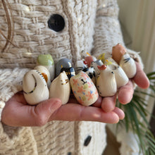 Laden Sie das Bild in den Galerie-Viewer, Picuru Amulet der guten Gesellschaft – handgemachtes Selbstschutz-Tierli aus Keramik
