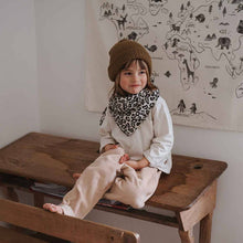 Laden Sie das Bild in den Galerie-Viewer, BIANCA Mulltuch mit Leopardenmuster in Greige – Baby Musselin Decke aus Baumwolle