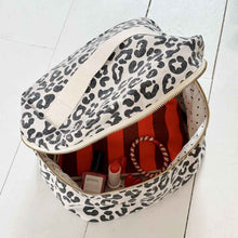 Laden Sie das Bild in den Galerie-Viewer, OONA Kosmetiketui Leo Graubeige – Kulturbeutel &amp; Make-up Tasche aus Baumwolle