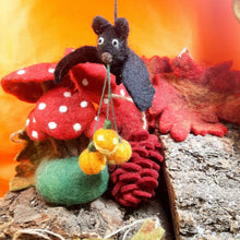 Laden Sie das Bild in den Galerie-Viewer, 🦇 Shadow Fledermaus mit Kürbis aus Filz – Handmade in Nepal