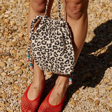 Laden Sie das Bild in den Galerie-Viewer, BILLIE PALOMA GREIGE Beuteltasche mit Leopardenmuster